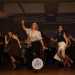 Lo spirito comunitario  il marchio del lindy hop. Si tratta di una danza di coppia ma da fare necessariamente allinterno di un gruppo. Tutti ballano, ricreano varie figure e spesso cambiano partner.  quella che si definisce social dance